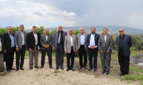 الرقاد يتفقد مواقع المؤسسة في إربد والأغوار الشمالية والوسطى  قام مدير عام المؤسسة الاقتصادية والاجتماعية للمتقاعدين العسكريين والمحاربين القدماء، اللواء الركن المتقاعد عدنان أحمد الرقاد، يرافقه عدد من مديري الإدارات في المؤسسة، بزيارة ميدانية شملت محافظة إربد ولوائي الأغوار الشمالية والوسطى، وذلك في إطار متابعة سير العمل والارتقاء بمستوى الخدمات المقدّمة لرفاق السلاح. واستهل الرقاد زيارته في نادي الضباط المتقاعدين في إربد، حيث استمع إلى إيجاز قدّمه مدير النادي حول واقع العمل والأنشطة والخدمات المقدّمة، كما